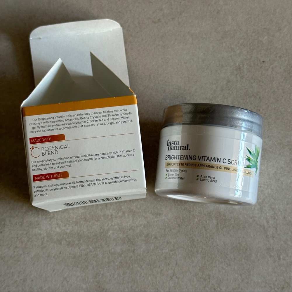 InstaNatural Brightening Vitamin C Scrub - Picture 2 of 3